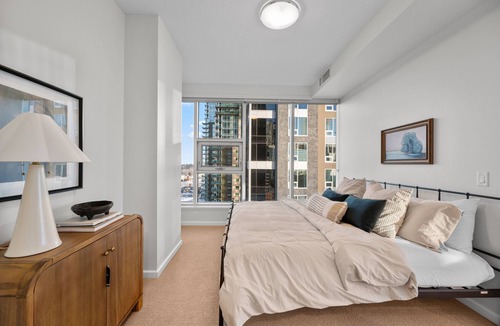 Victoria Park Apartment | King Bed, Calgary Tower Views, 2BR , UG Parking, Mins to Saddledome
