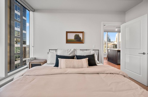 Victoria Park Apartment | King Bed, Calgary Tower Views, 2BR , UG Parking, Mins to Saddledome