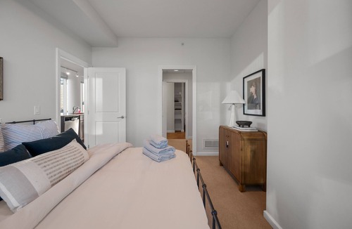 Victoria Park Apartment | King Bed, Calgary Tower Views, 2BR , UG Parking, Mins to Saddledome