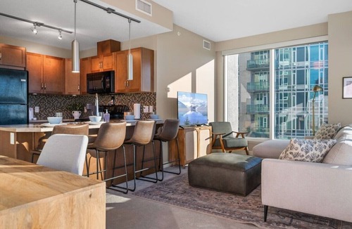 Victoria Park Apartment | King Bed | Calgary Tower Views |Walk to Saddledome