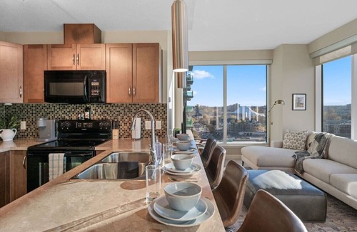 Victoria Park Apartment | King Bed | Calgary Tower Views |Walk to Saddledome