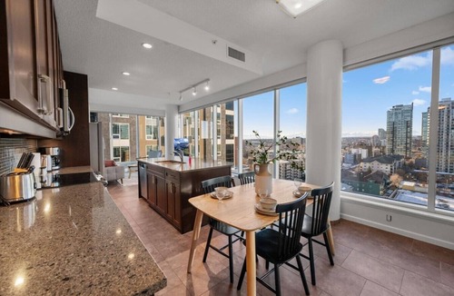 Victoria Park Apartment | King Bed | Cgy Tower Views | Mins to Saddledome