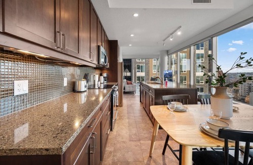 Victoria Park Apartment | King Bed | Cgy Tower Views | Mins to Saddledome