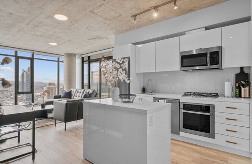 Connaught Apartment | King Bed|DT Views| Mins to Stampede |UG Parking