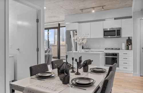 Connaught Apartment | King Bed|DT Views| Mins to Stampede |UG Parking