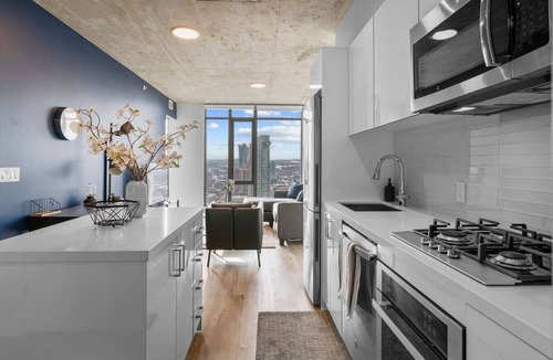 Connaught Apartment | King Bed|DT Views| Mins to Stampede |UG Parking