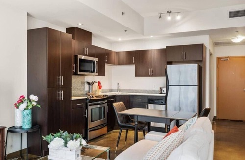 Beltline Apartment | King Bed | DT Views | UG Park | Walk to Saddledome
