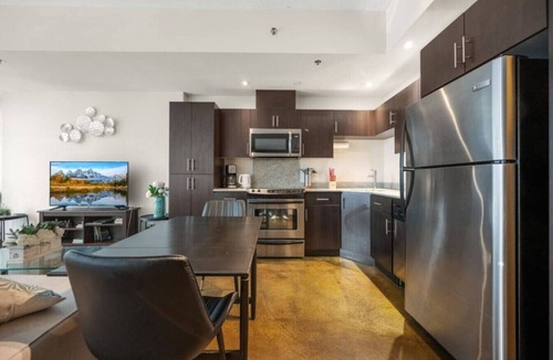 Beltline Apartment | King Bed | DT Views | UG Park | Walk to Saddledome