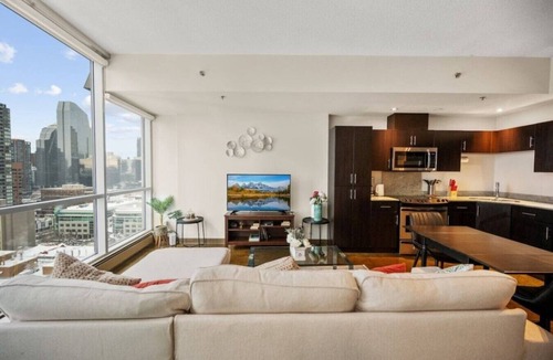 Beltline Apartment | King Bed | DT Views | UG Park | Walk to Saddledome