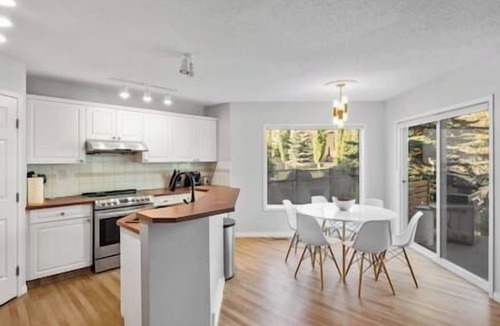 Northwest Calgary House | King Bed | Friendly Neighbourhood | Double Garage
