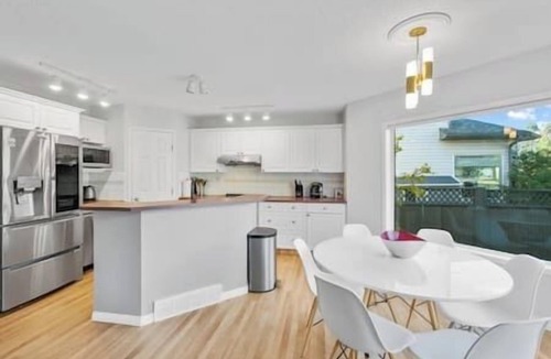 Northwest Calgary House | King Bed | Friendly Neighbourhood | Double Garage