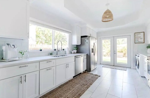 Parker Ridge Cottage | -KING Bed- Large Kitchen- Private Yard- Walk to NEW Golf Course and Parks