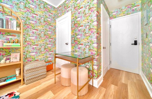 Palm Beach Apartment | King Bed Mermaid suite - heart of Palm Beach, free parking included