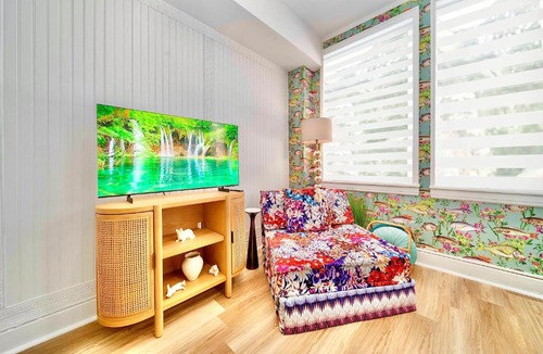 Palm Beach Apartment | King Bed Mermaid suite - heart of Palm Beach, free parking included
