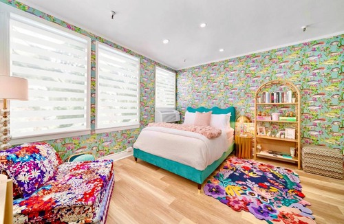 Palm Beach Apartment | King Bed Mermaid suite - heart of Palm Beach, free parking included