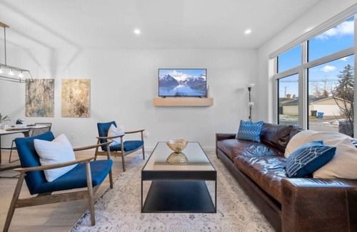 Southwest Calgary Villa | King Bed |Min to DT |3BR |Garage| Chef's Kitchen