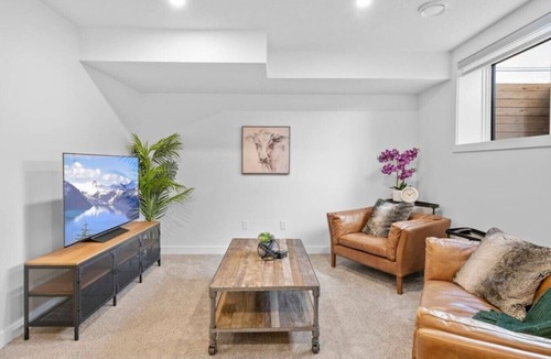 Southwest Calgary Villa | King Bed |Min to DT |3BR |Garage| Chef's Kitchen