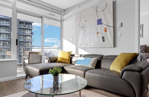 Downtown New Westminster Apartment | King bed River views skytrain in building