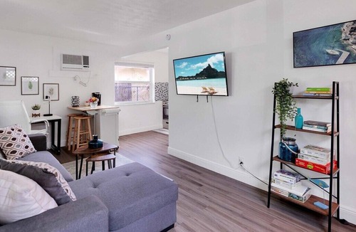 Lake Worth House | King Bed| Steps from downtown| 5 mins to Beach