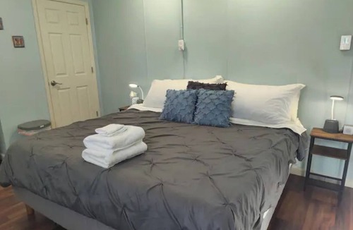 Eiber House | King Bed Studio near Downtown/Red Rocks West Colfax