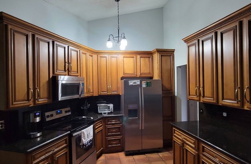Tamarac House | KING BED SUITE w. Large Backyard, 2 LVRMs & 2 FLs
