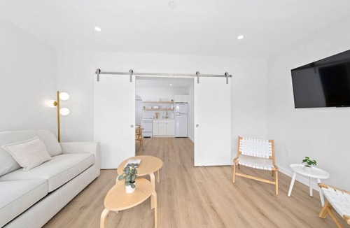 Parrot Cove Apartment | King bed -TV in room-Parking - Near beach! Villa 5