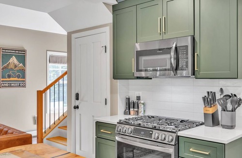 Lyndon Cabin | King Beds, Game Loft, Indoor & Outdoor Fireplace Near Burke Mnt/Kingdom Trails