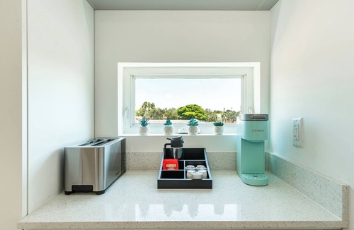Downtown Hollywood Apartment | King Beds, Rooftop, Balcony, Gym, Pool