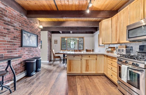 Idaho Springs House | King of the Mountain. Private Hot Tub. Pets allowe