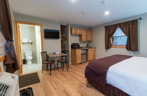 Bethlehem Resort | King Room Near Hiking White Mountains