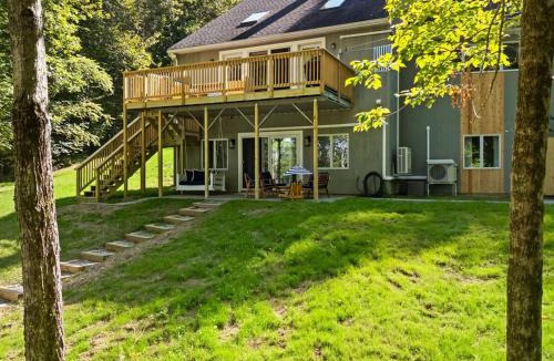 Jefferson House | Kinney Cabin: 5-Bedroom Lakefront Home