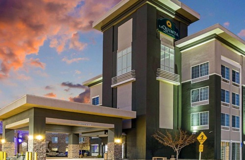 Montbello Hotel | La Quinta by Wyndham Denver Gateway Park