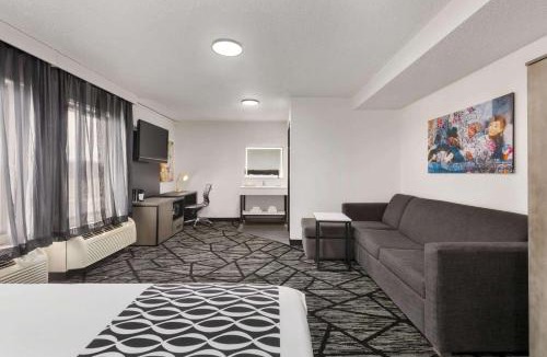 North Olmsted Hotel | La Quinta Inn & Suites by Wyndham Cleveland Airport West