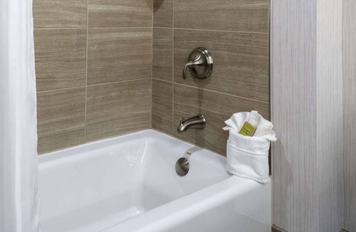 Burlington Hotel | Lake Champlain King Room with Pool & Gym