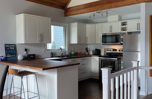 Vulcan County Cabin | Lake Cottage | Private Hot Tub, Pools, Beach | Boat Launch| Fire Pit | Sleeps 12