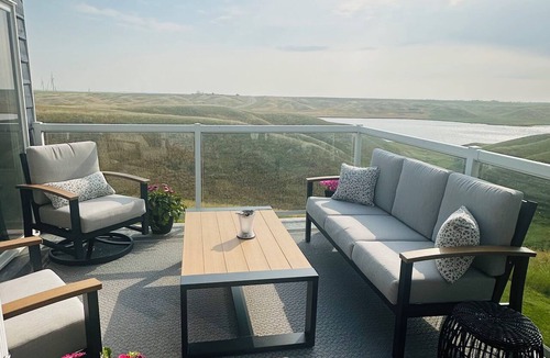 Vulcan County Cabin | Lake Cottage | Private Hot Tub, Pools, Beach | Boat Launch| Fire Pit | Sleeps 12