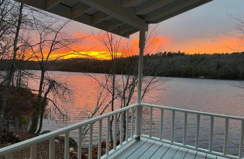 Bucksport House | Lake Front-Maine Themed-Soaking Tub-Fire Pit-Kayak