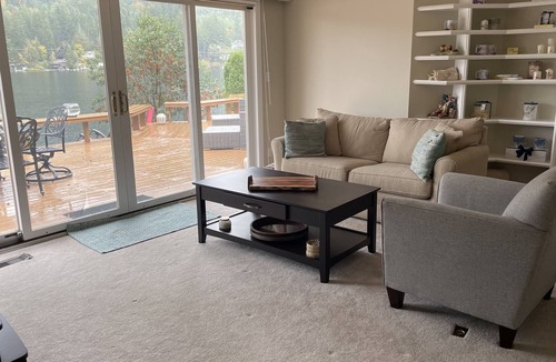 Shawnigan Lake Cottage | Lake Front villa