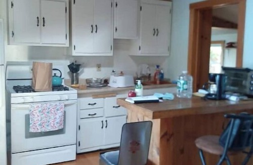 Hinesburg Cottage | Lake Iroquois. Cozy Lakeside Retreat, Close to Williston, Burlington, Skiing