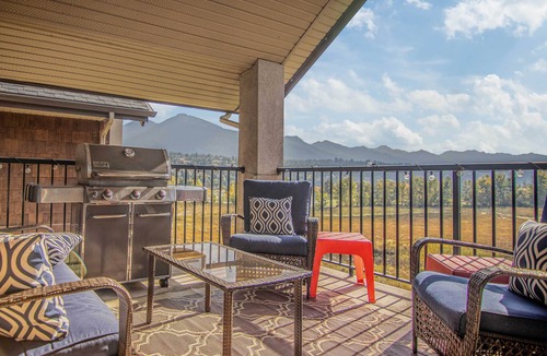 East Kootenay Apartment | Lake & Mountain View Penthouse | Hot Tub | Pool
