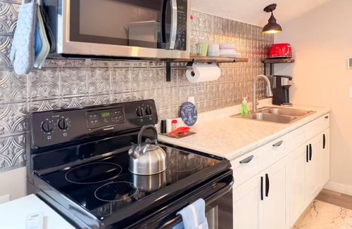 Lochmere Apartment | Lake & Mtn Views, Modern Comfort for 2!