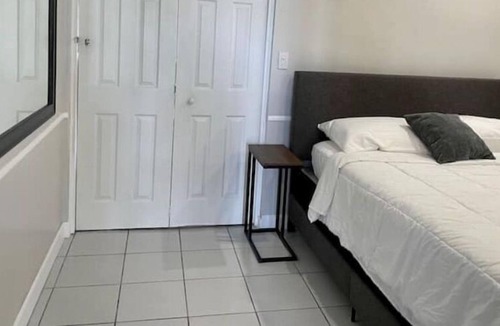 Pembroke Park Apartment | Lake View B-King Bed 3m/ 2 Beach