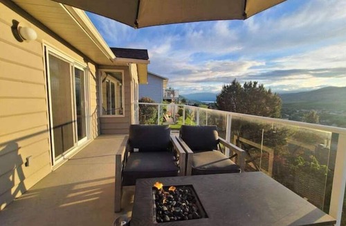 Vernon House | Lake view luxury 3 bedroom home with hot tub