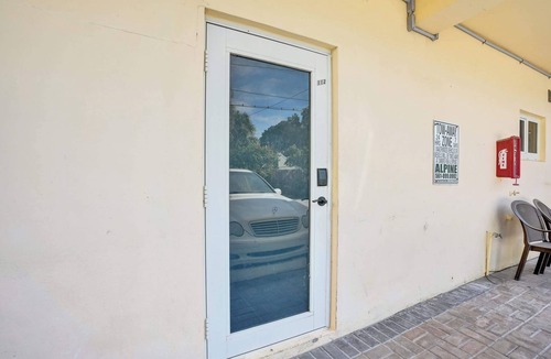 Mango Groves House | Lake Worth Suite w/Queen Bed & Pool