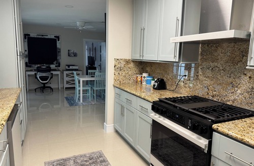 Miami Lakes House | Lakefront 5-bedroom, 4 bathroom home in tranquil Miami Lakes with Fitness room.