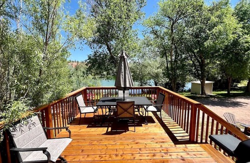 Hot Springs Cabin | Lakefront Cabin with Deck Great for Families in South Dakota
