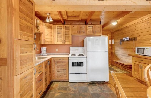 Idabel Lake Cottage | Lakefront Cottage near Big White and Kelowna