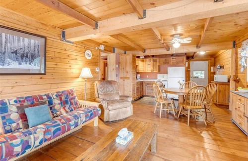 Idabel Lake Cottage | Lakefront Cottage near Big White and Kelowna