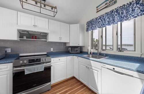 Laconia Cottage | Lakefront Cottage on Winnipesaukee - Just steps from the Lake! Pet Friendly!