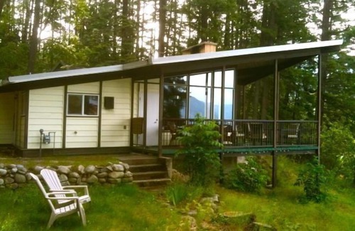 Nelson Cottage | Lakefront Cottage With Secluded Beach